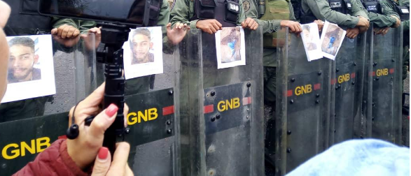La imagen del día: Estudiantes pegaron FOTOS de los caídos en protestas a los escudos de los militares venezolanos