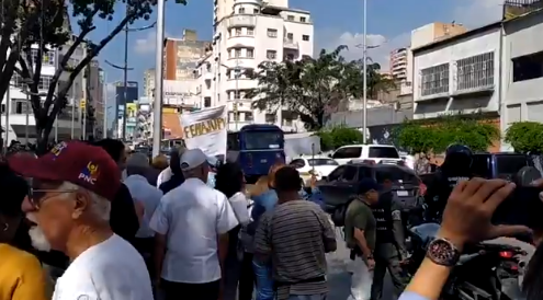 No hay respeto… GNB amedrenta contra la protesta de pensionados en Caracas #14Nov (video)