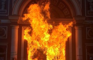 Resguardan reliquia de La Chinita en Chile por miedo a quema de iglesia (video)