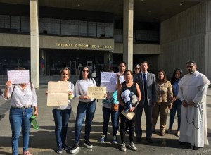 Madres y padres despojados de la custodia de sus hijos exigen audiencia ante TSJ de Maduro