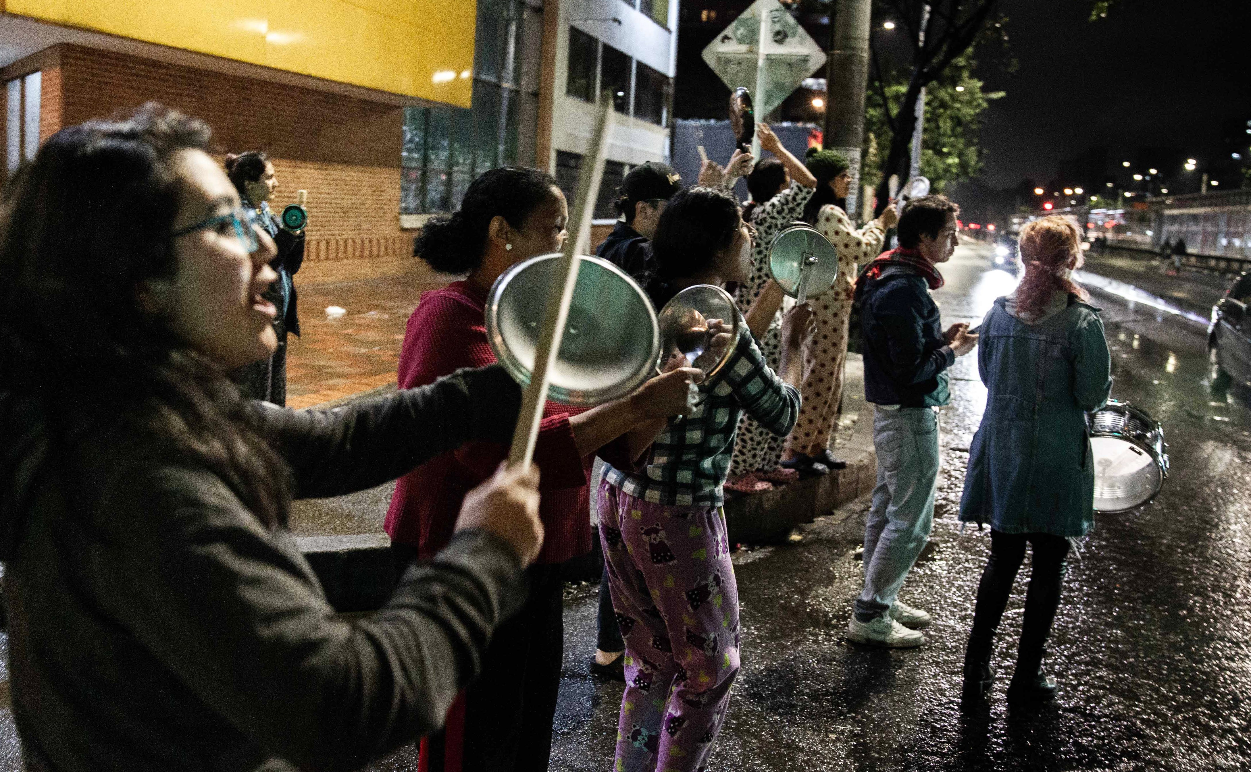Reportan cacerolazo en Bogotá en medio de anuncio del toque de queda