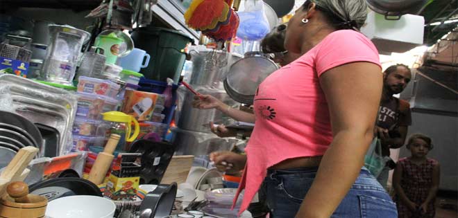 Venezolanos reciclan los envases plásticos para guardar comida