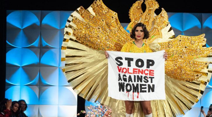 Candidatas al Miss Universo usaron sus trajes típicos para protestar en la pasarela (Video)