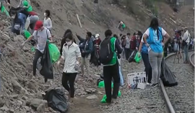 Ciudadanos venezolanos limpian ribera del río Rímac como muestra de agradecimiento a peruanos (VIDEO)