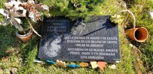 EN FOTOS: Madre de Óscar Pérez diseñó placa en honor al líder rebelde