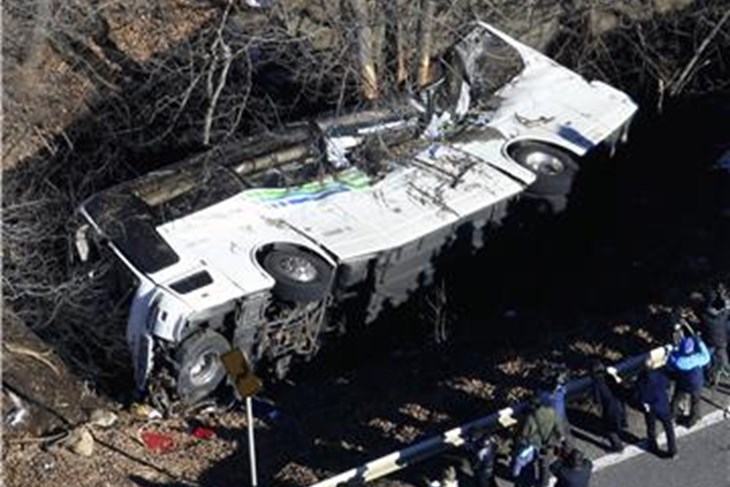 Al menos 19 muertos por la caída de un autobús a un río de Rusia