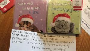 Una niña compró una tarjeta navideña y encontró un mensaje de auxilio de presos chinos