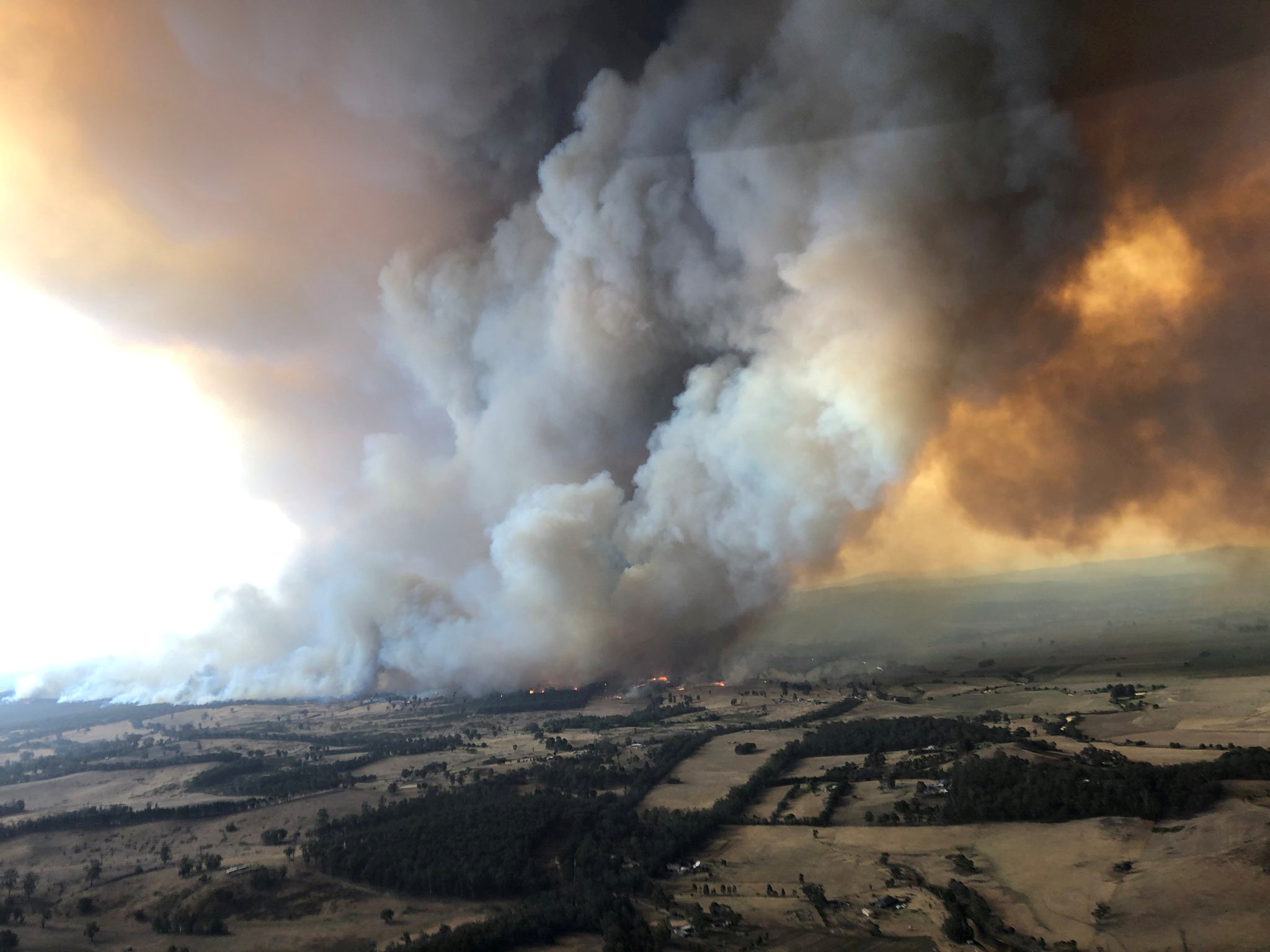 Australia insta a un cuarto de millón de personas a evacuar sus hogares