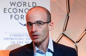 Los tres consejos de Yuval Harari para frenar el “autoritarismo digital”