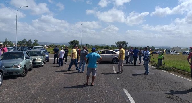 Conductores en Guayana trancan las calles para protestar por la falta de gasolina #22Ene (Foto)