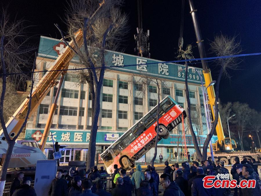 Un enorme socavón en China se tragó un autobús que dejó 6 muertos y 10 desaparecidos (VIDEO)
