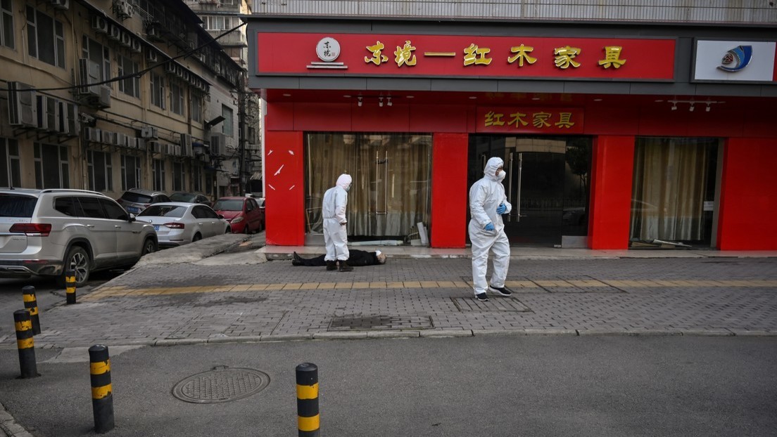 Un hombre muerto en plena calle de Wuhan y solitario: La realidad de una ciudad en cuarentena