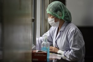 Científicos chinos reiteran quién es más susceptible de convertirse en víctima del coronavirus