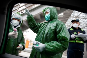 Más de 560 muertos por el coronavirus en China, donde empiezan a faltar las camas