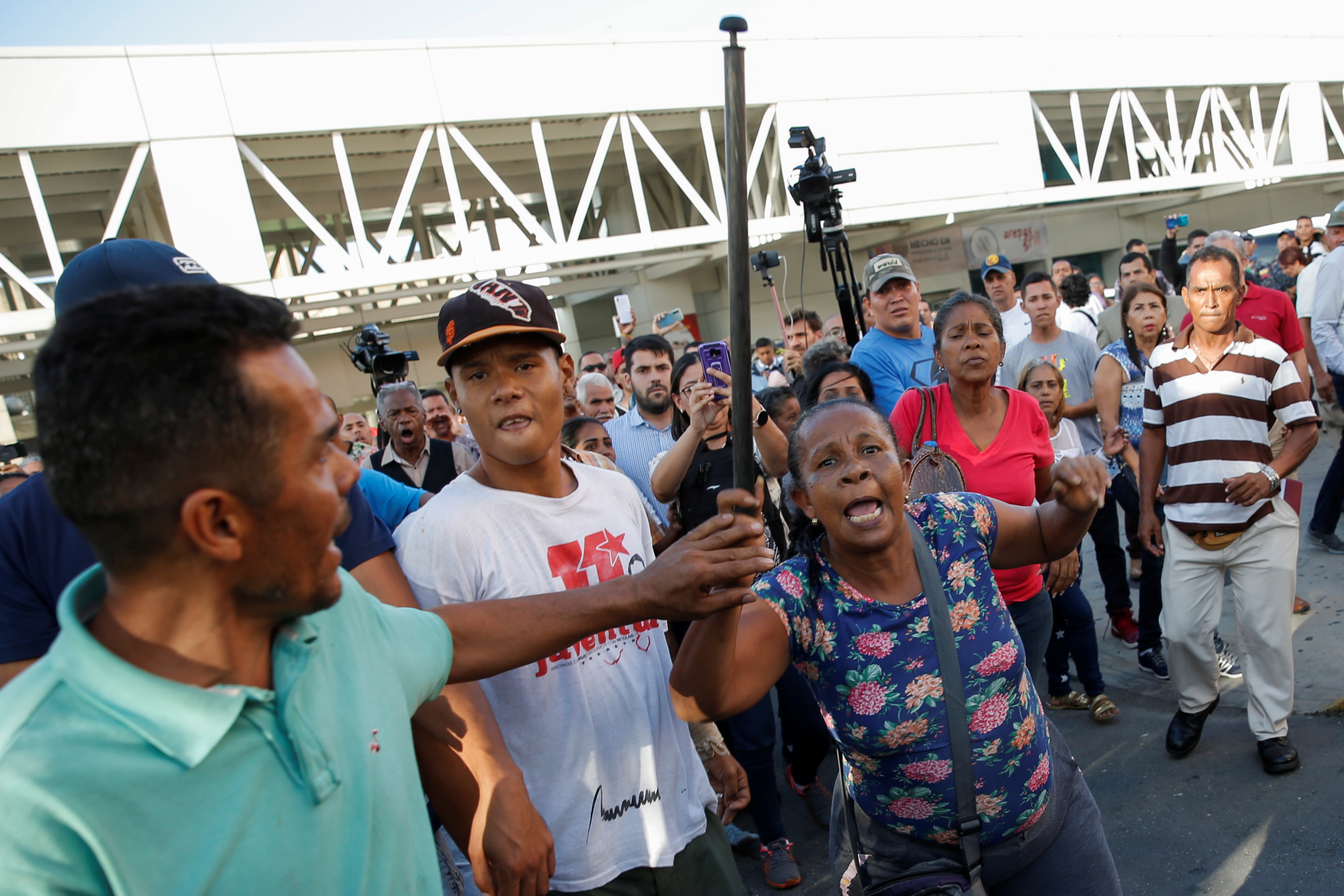 SIP condenó las vehementes agresiones de colectivos chavistas contra periodistas en Maiquetía