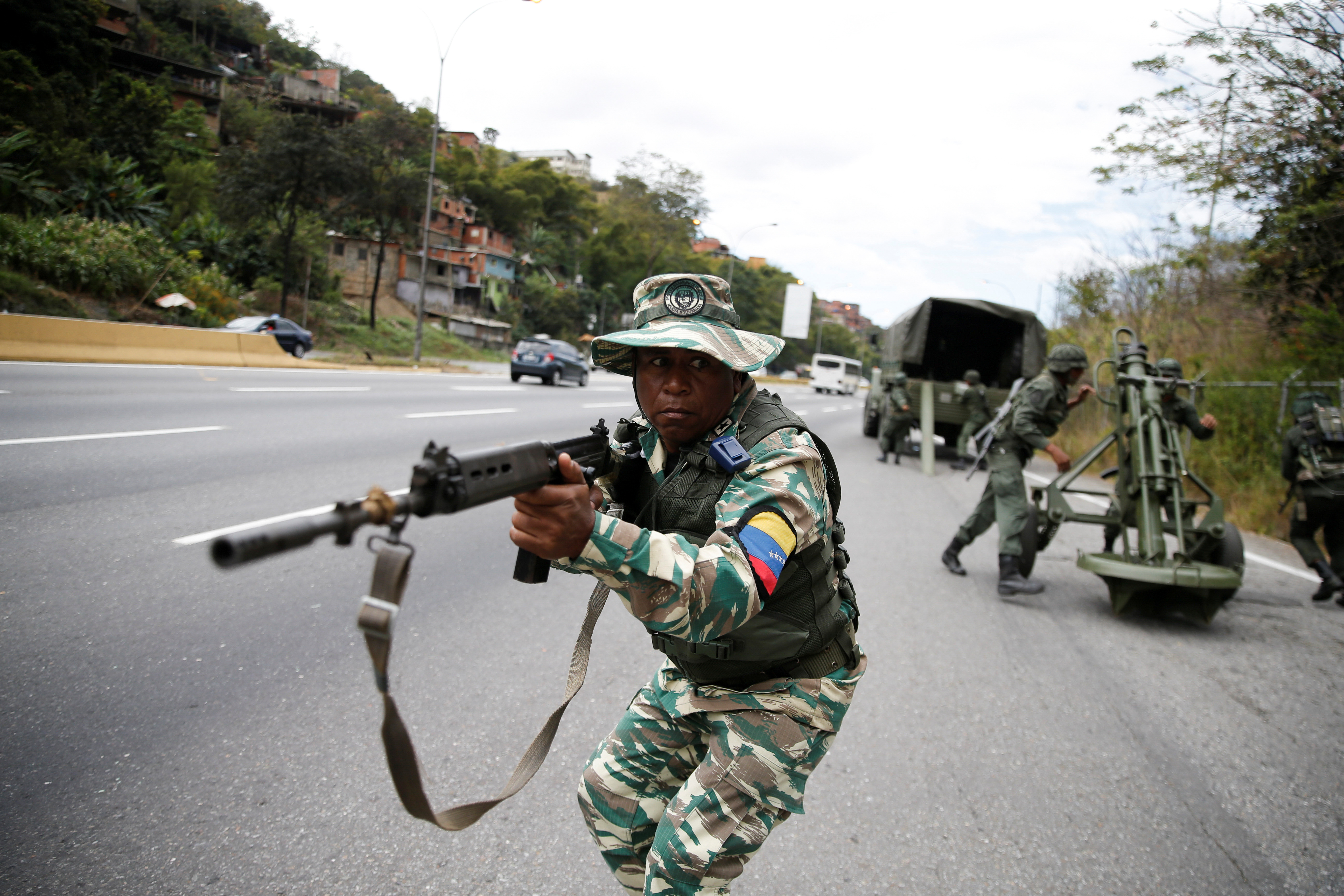 Fusiles invisibles y tanquetas accidentadas: Maduro y “la costra” que pretende meterle miedo a Trump (VIDEOS)