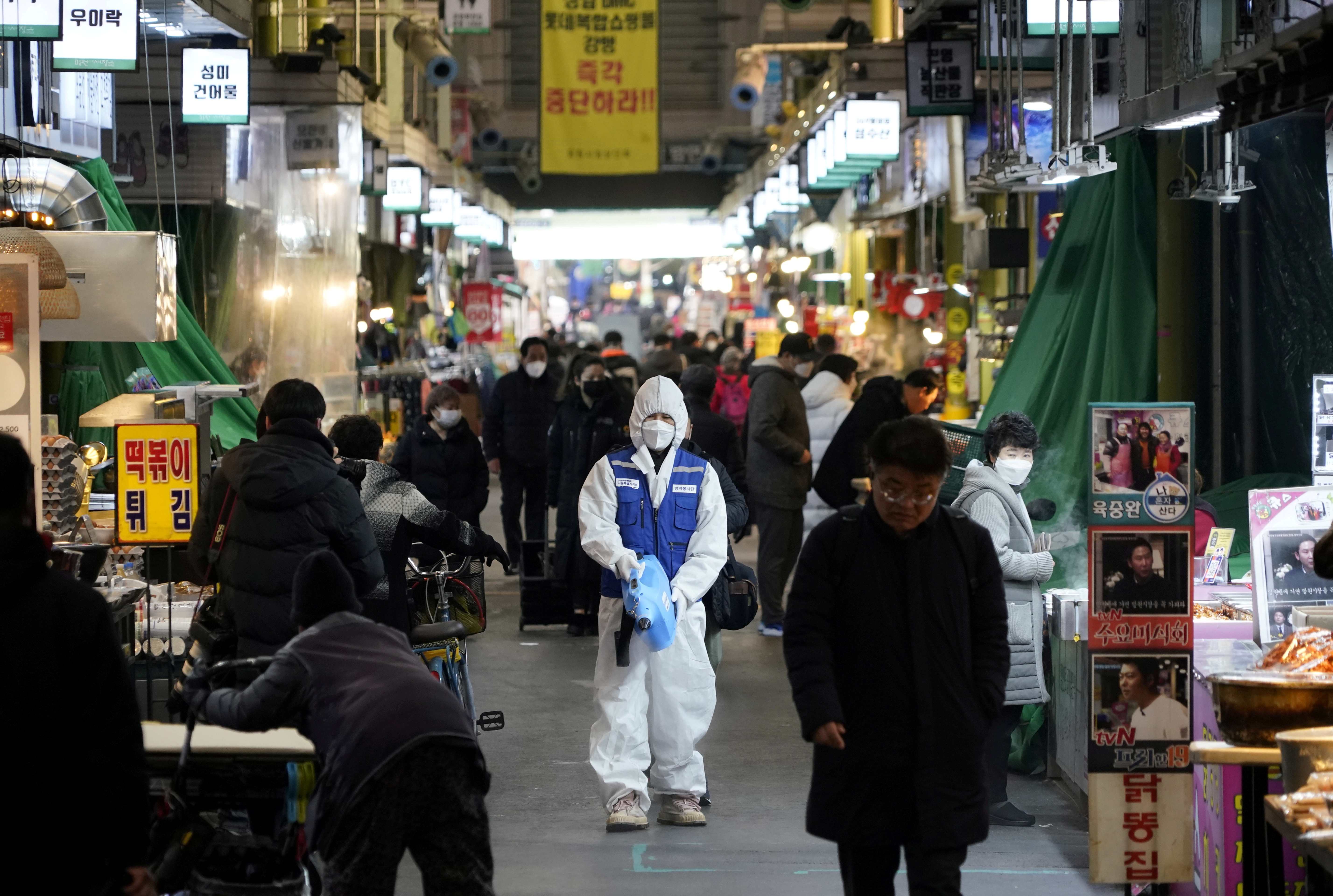 Auge del coronavirus en Corea del Sur provoca cierre de museos y compra de mascarillas