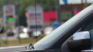 Un policía rescató a niño de 4 meses encerrado en un auto en Florida