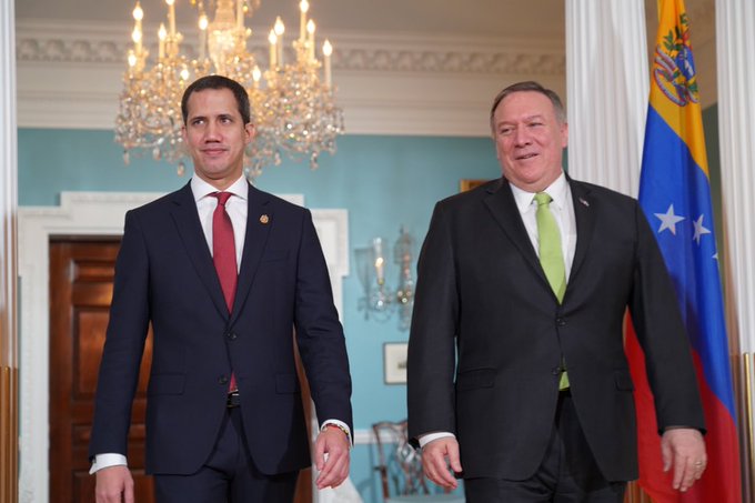 El estrechón de mano de Guaidó con Mike Pompeo, el más fuerte crítico del régimen de Maduro (FOTO)