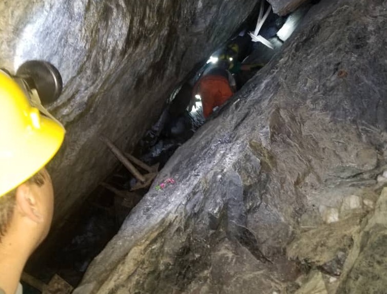 Al menos tres muertos tras derrumbe en una mina de Minerven en El Callao (fotos)
