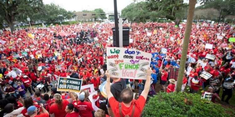 Maestros de Broward marchan para exigir aumento de salario