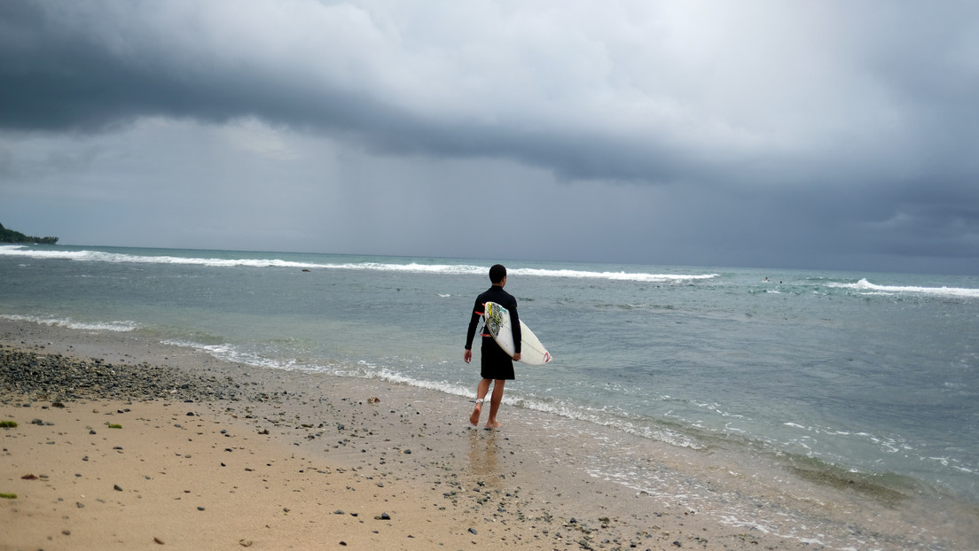 Surfista comprobó que nadaba en una playa llena de tiburones tras grabar un video con su dron