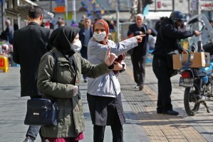 Irán anuncia 15 fallecidos más debido al coronavirus