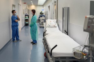 Hospitales suizos bajo tensión por epidemias respiratorias en plenas fiestas de fin de año