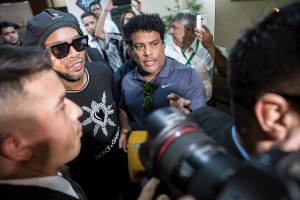 Ronaldinho sale en libertad y sin cargos de Fiscalía paraguaya tras declarar por ocho horas