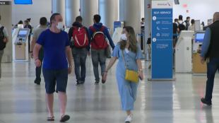 El aeropuerto internacional de Miami se mantiene tranquilo tras la prohibición europea de los viajes por coronavirus