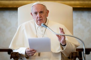 El papa Francisco insta a la sociedad y la Iglesia a acoger a sintecho ante la pandemia