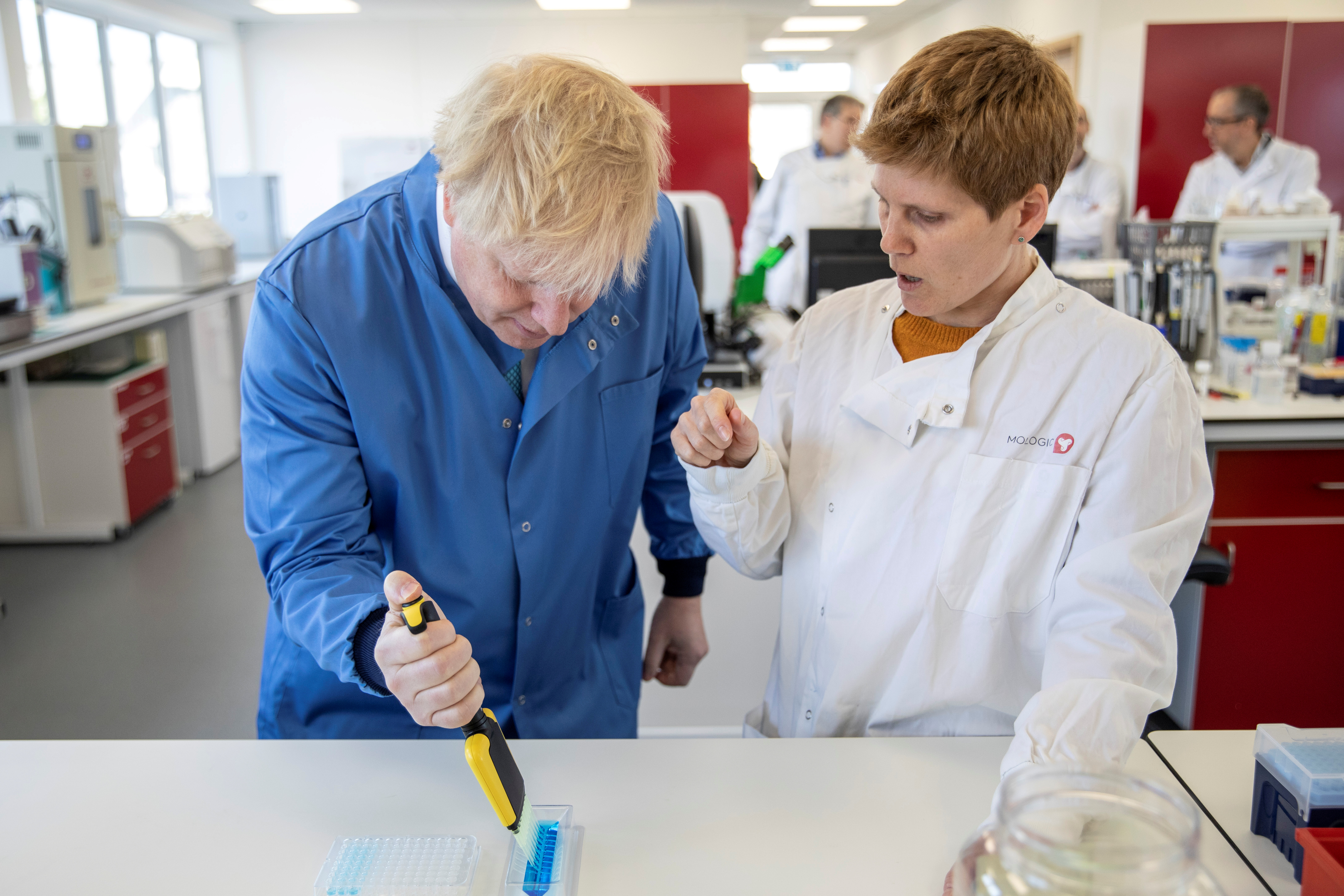 El primer ministro británico, Boris Johnson dio positivo al coronavirus con “síntomas leves”