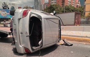 Conductor perdió el control y se volcó en la Autopista Francisco Fajardo #30Mar (FOTO)