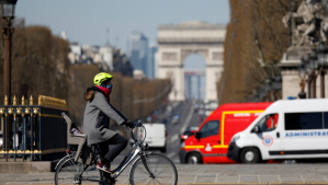 Francia obligará a usar mascarilla en lugares públicos cerrados a partir de próxima semana