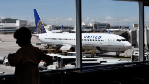United Airlines recorta vuelos por brote de coronavirus
