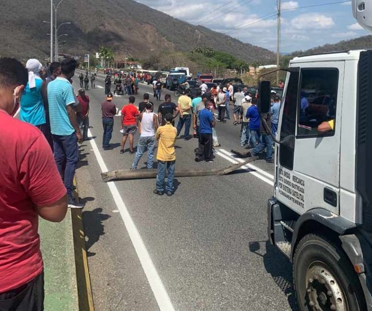 Protestaron en la Gran Mariscal de Ayacucho por falta de gasolina este #31Mar (Fotos)