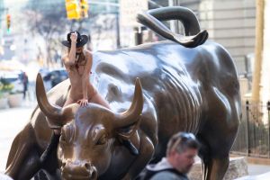 Insólito: Mujer desnuda cabalga famoso Toro de Wall Street
