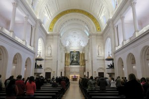 La Iglesia española recomienda quitar el agua bendita de los templos