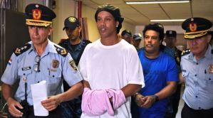 “O paga o paga…”: Aseguran que Ronaldinho podría volver a prisión