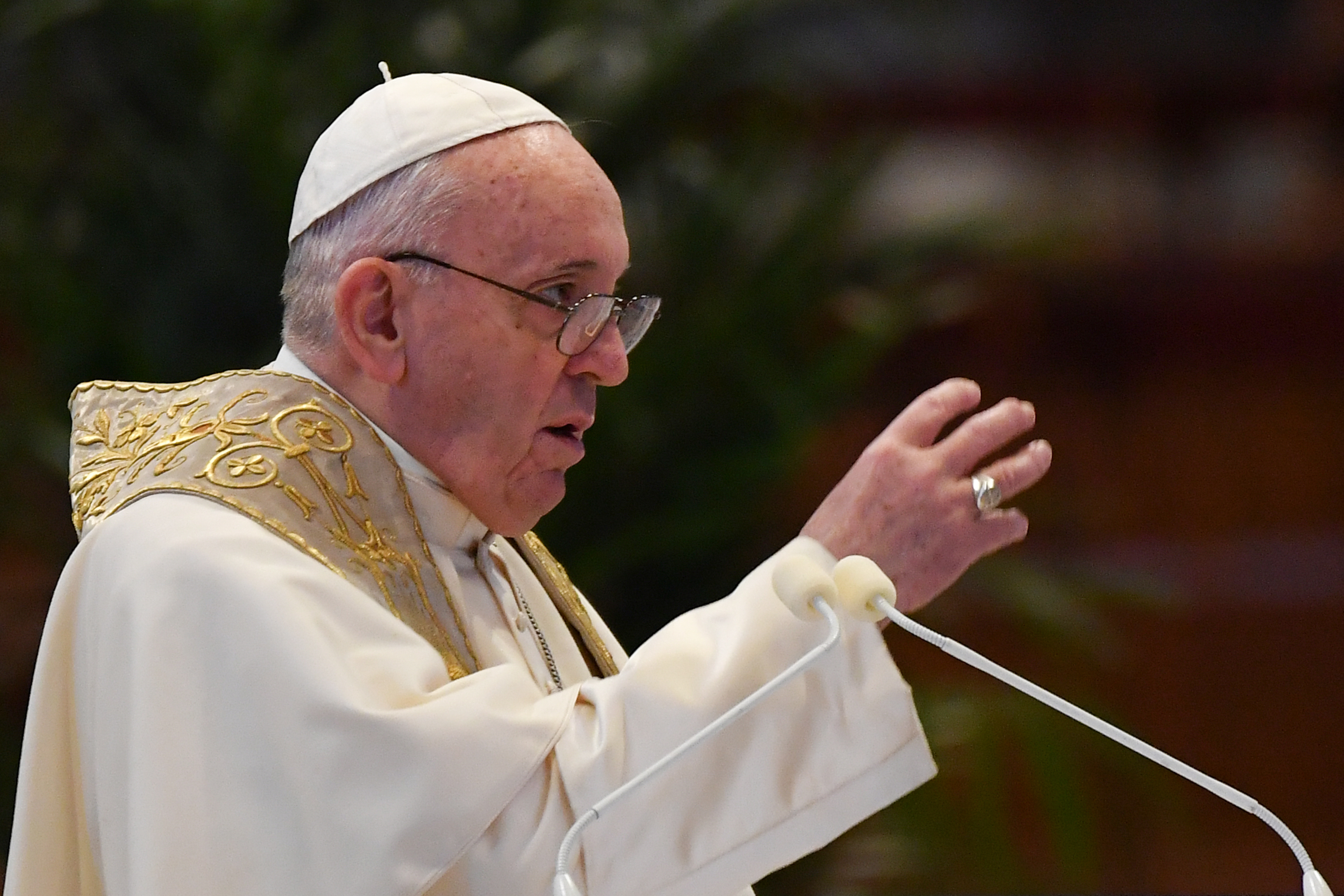El papa Francisco pide a gobernantes que inviertan en sanidad y contraten más personal