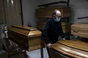 “Sellamos el ataúd de inmediato”: El coronavirus cambió las tradiciones funerarias en Italia