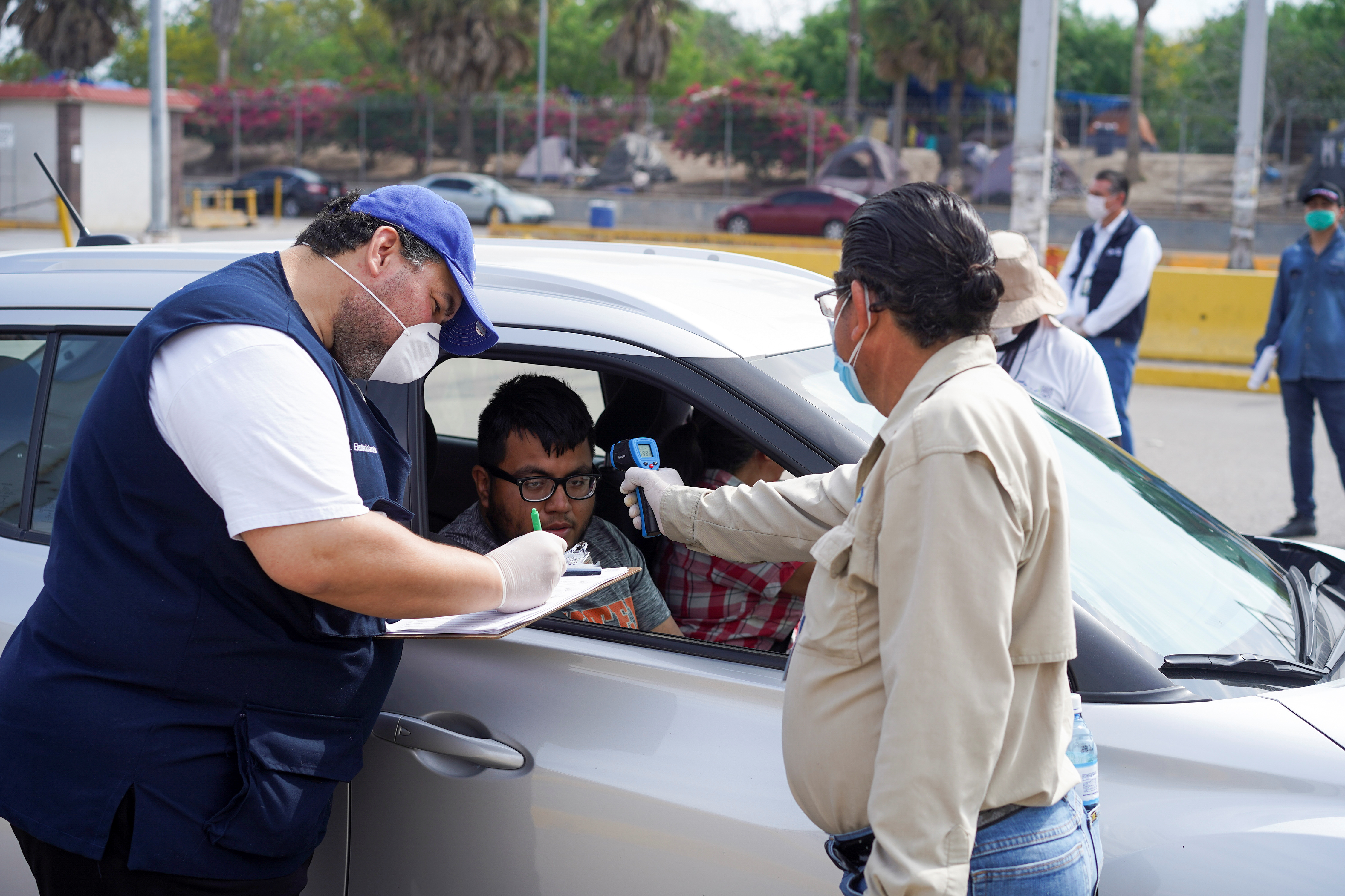 Médicos mexicanos combaten contra coronavirus, discriminación y agresiones