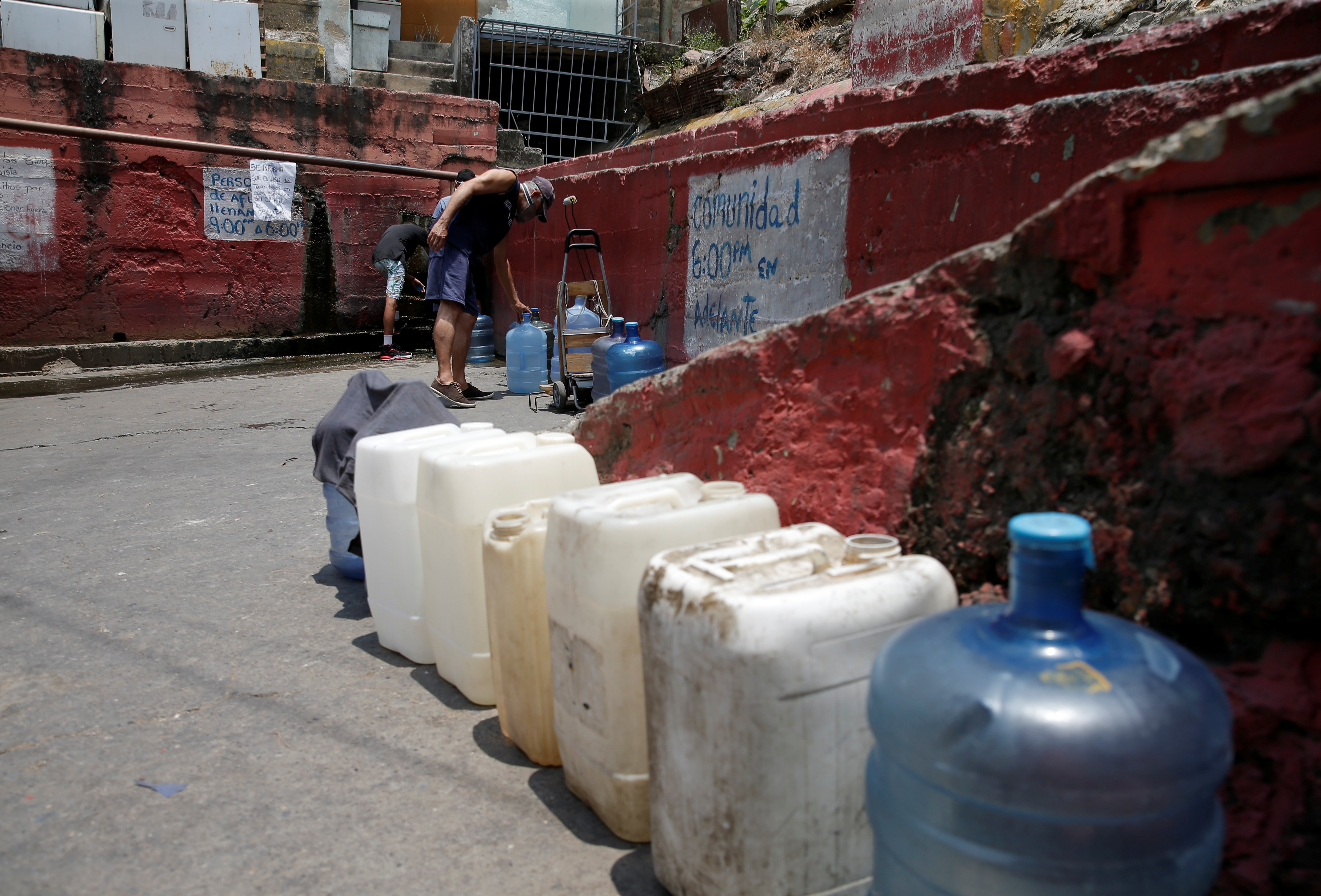 Grave escasez de agua complica la lucha de los venezolanos contra el coronavirus
