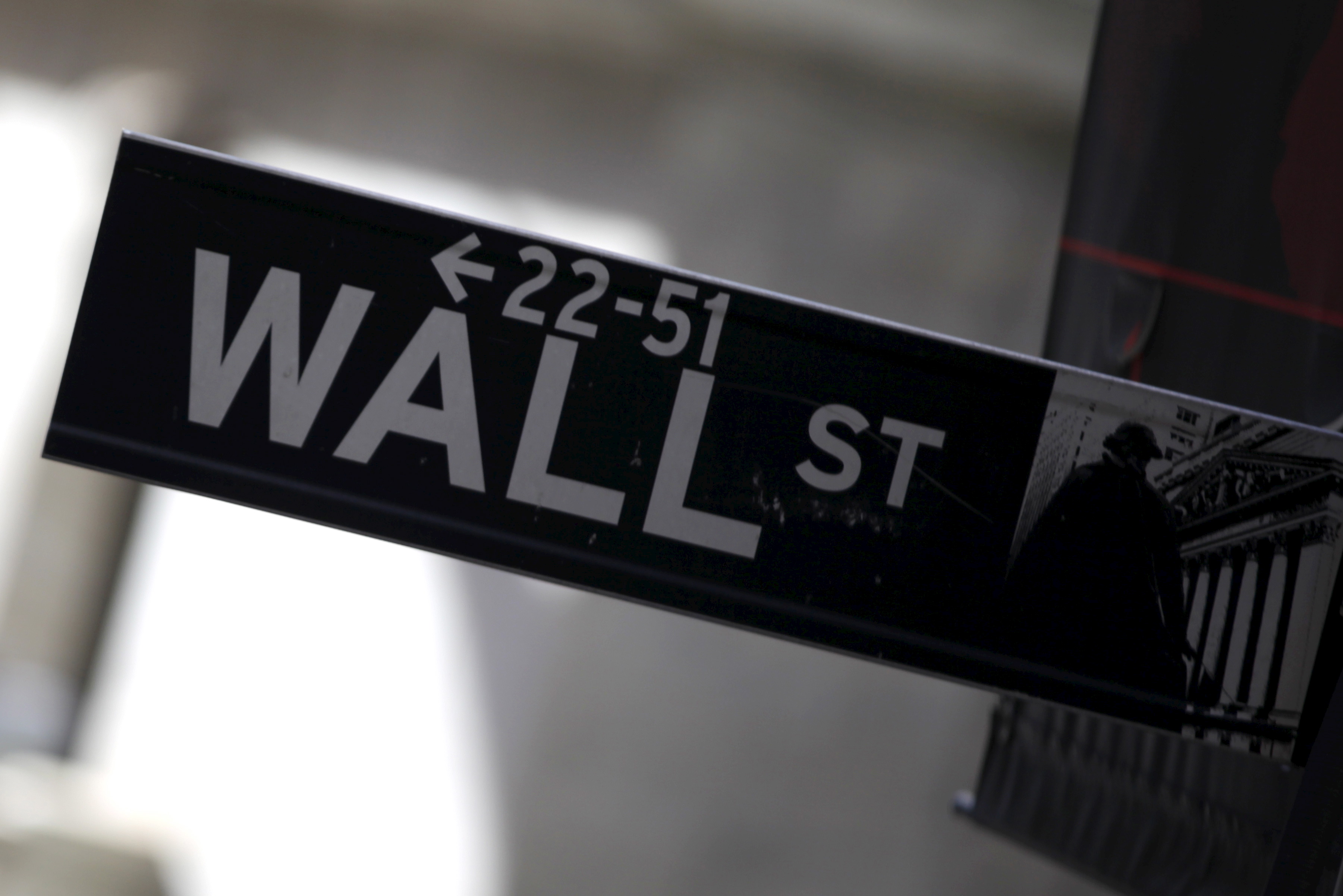 Wall Street baja en jornada de resultados de empresas e indicadores dispares