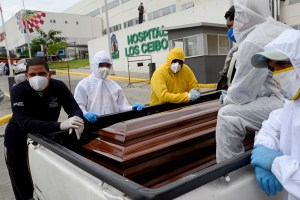 Muertos hasta en los baños: Los tormentos de un enfermero en Guayaquil