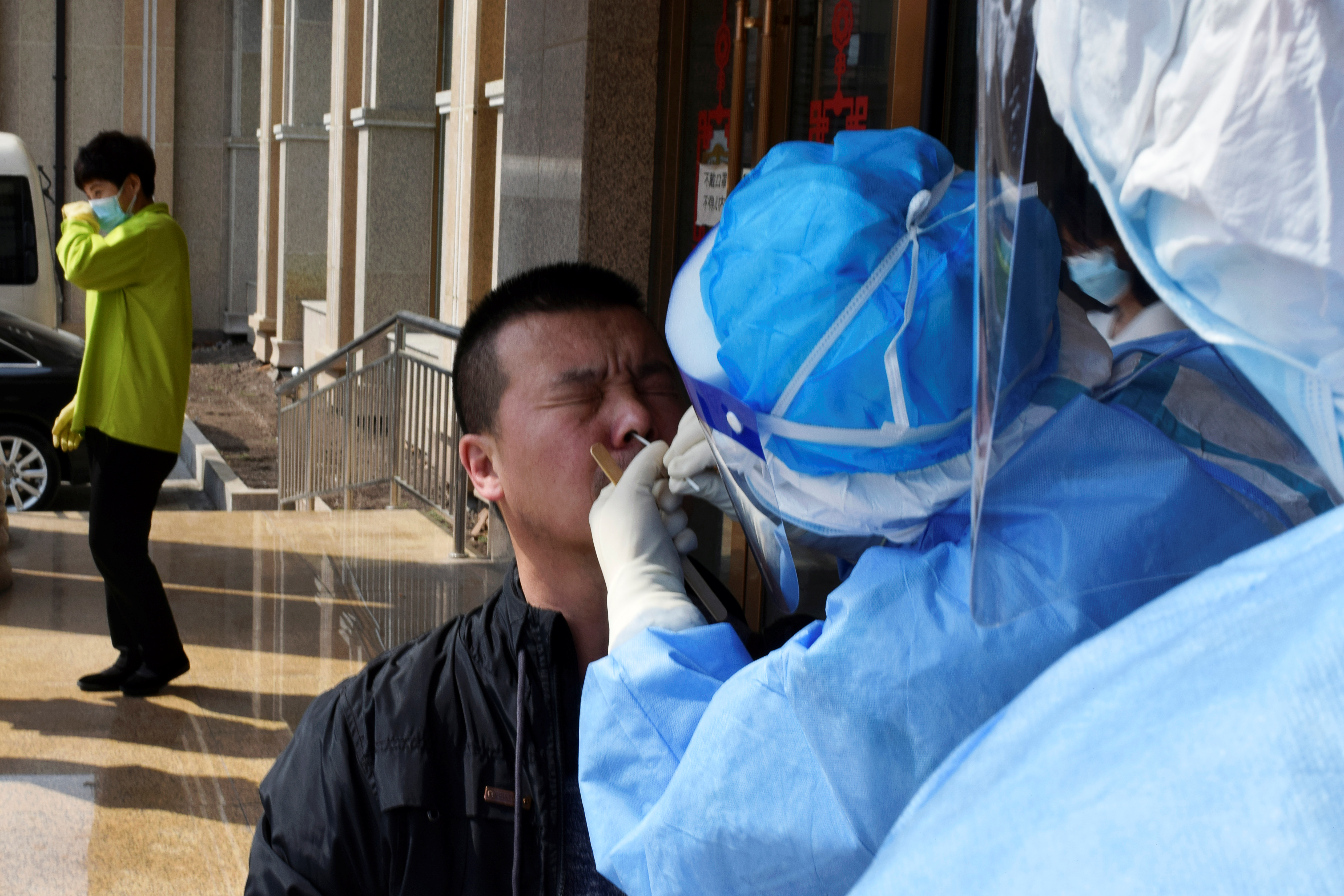 China pide derrotar al coronavirus antes de investigar su origen