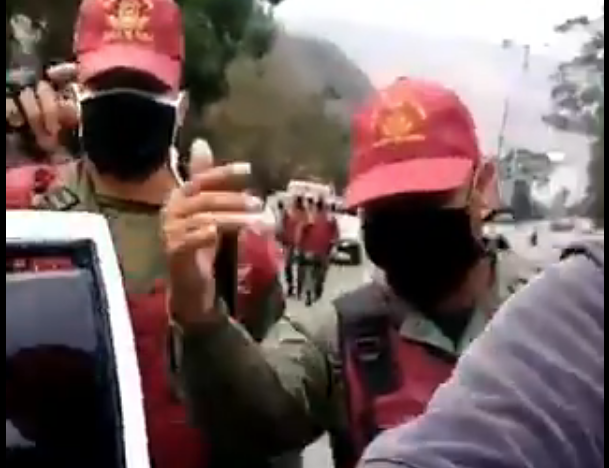 Capturaron EN VIDEO a funcionarios de la GNB cobrando dólares por echar gasolina en una bomba de Caricuao