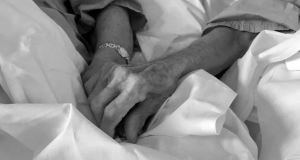 Coronavirus en España: Abuelos pidieron juntar las camas del hospital para tomarse de la mano