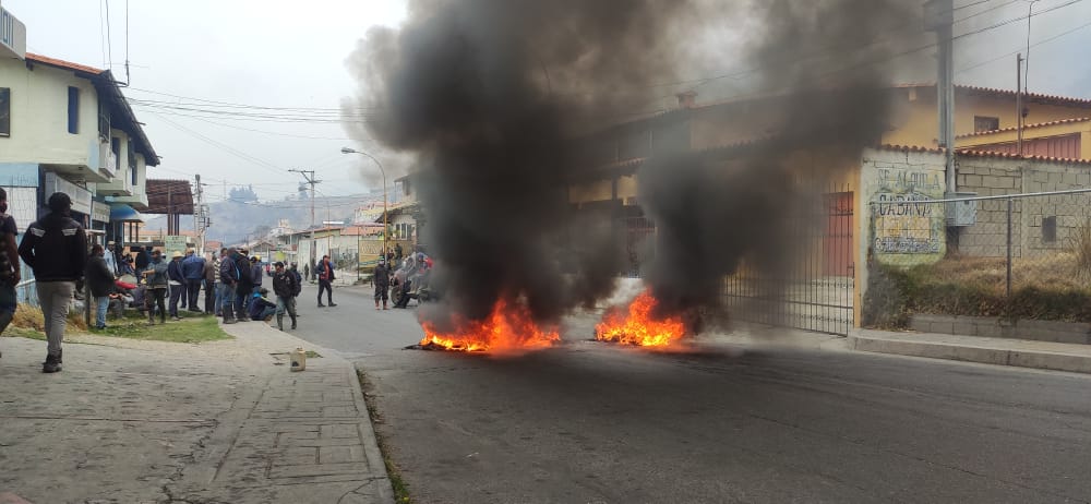 Merideños rompieron con la cuarentena para protestar por la escasez de gasolina #2Abr (Fotos)