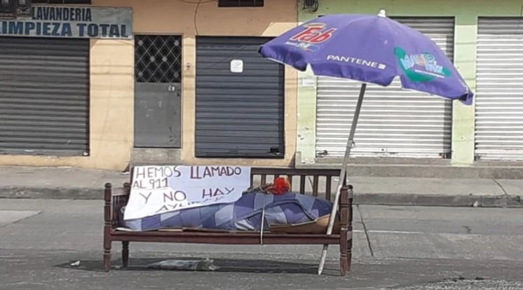 “Llamamos al 911 y no hay ayuda”: El cartel que colocaron en Guayaquil junto a un cadáver (Fotos)